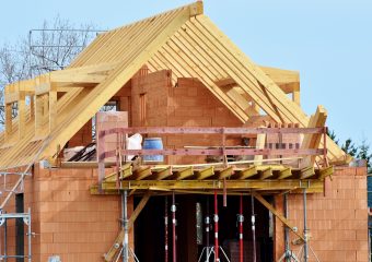 Wiązary dachowe drewniane – zalety i wady więźby prefabrykowanej