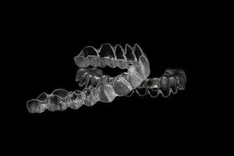 Czym się różni Clear Aligner od Invisalign?