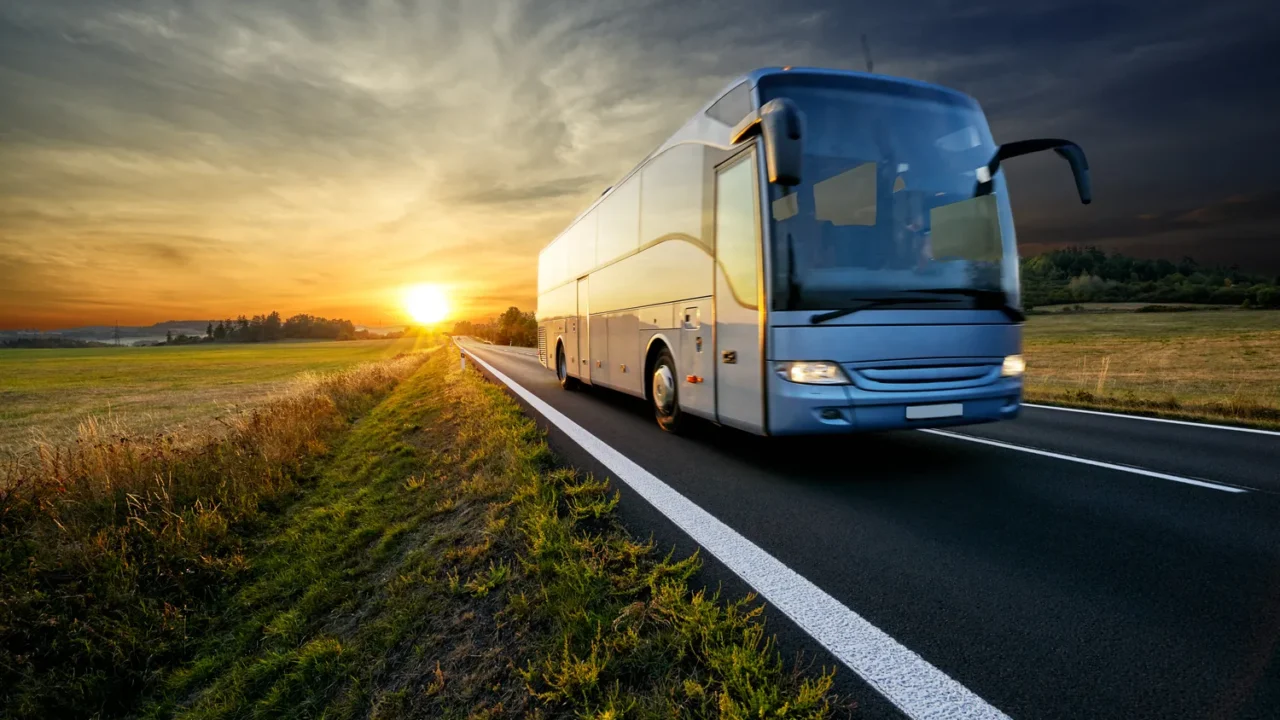Ile autokar pali na 100 km?
