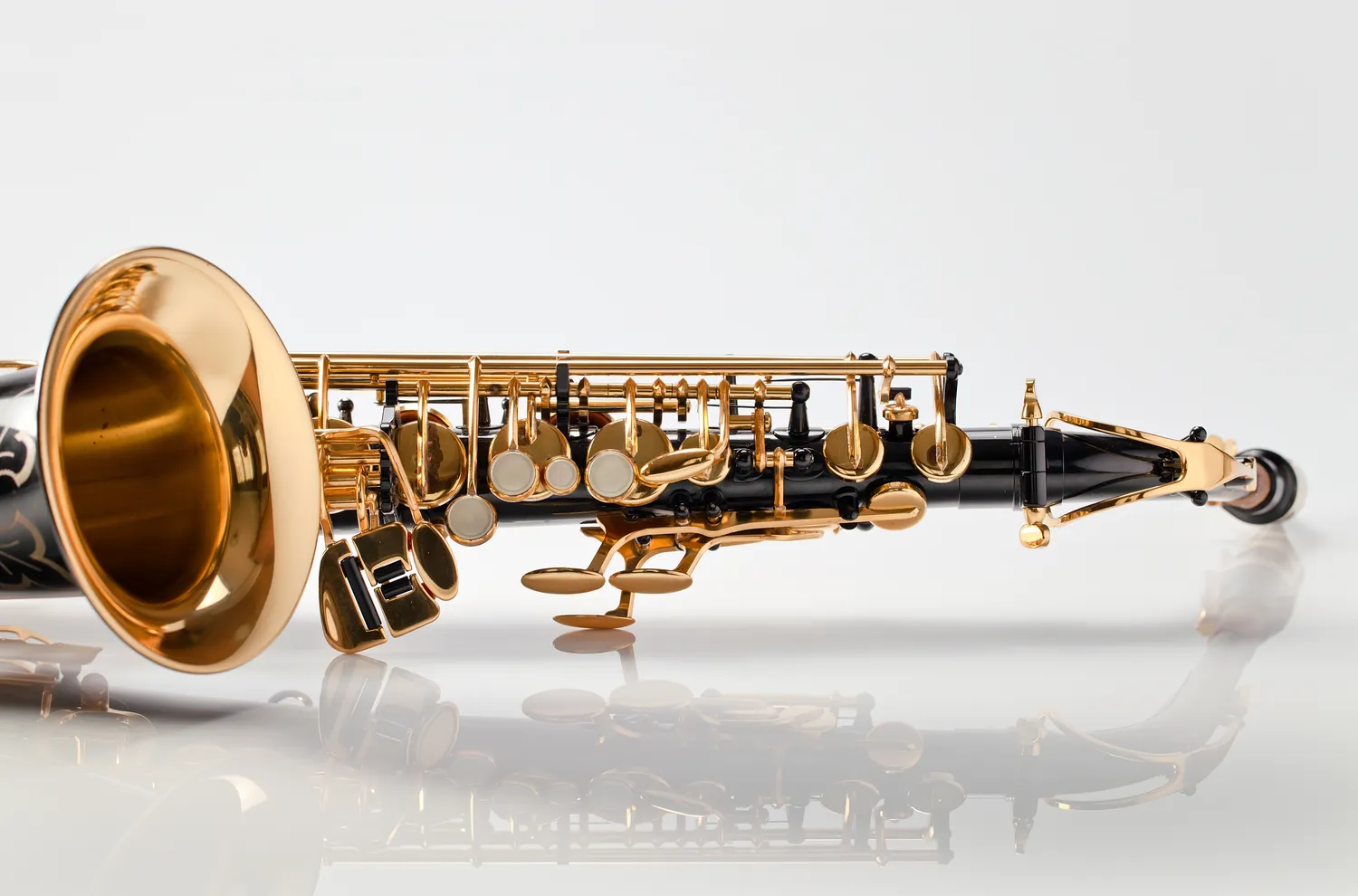 Dlaczego saksofon to instrument dęty drewniany?